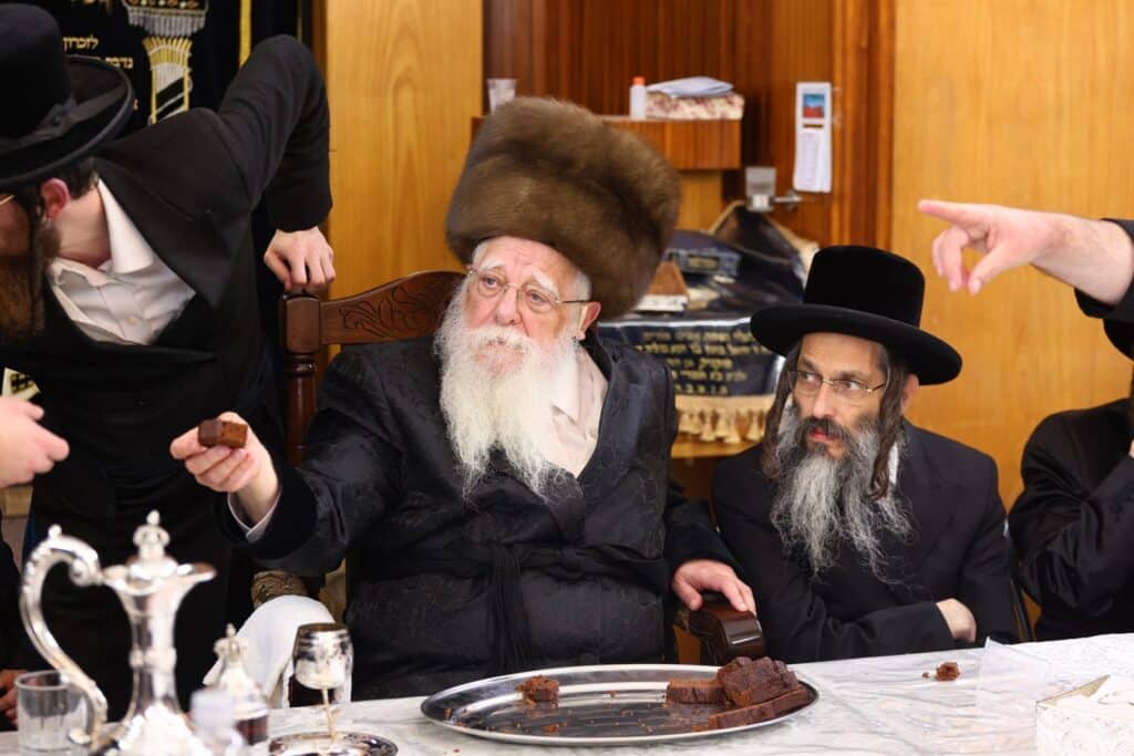 חיפה: כ"ק האדמו"ר משאץ ויז'ניץ שליט"א בהדלקת נרות חנוכה