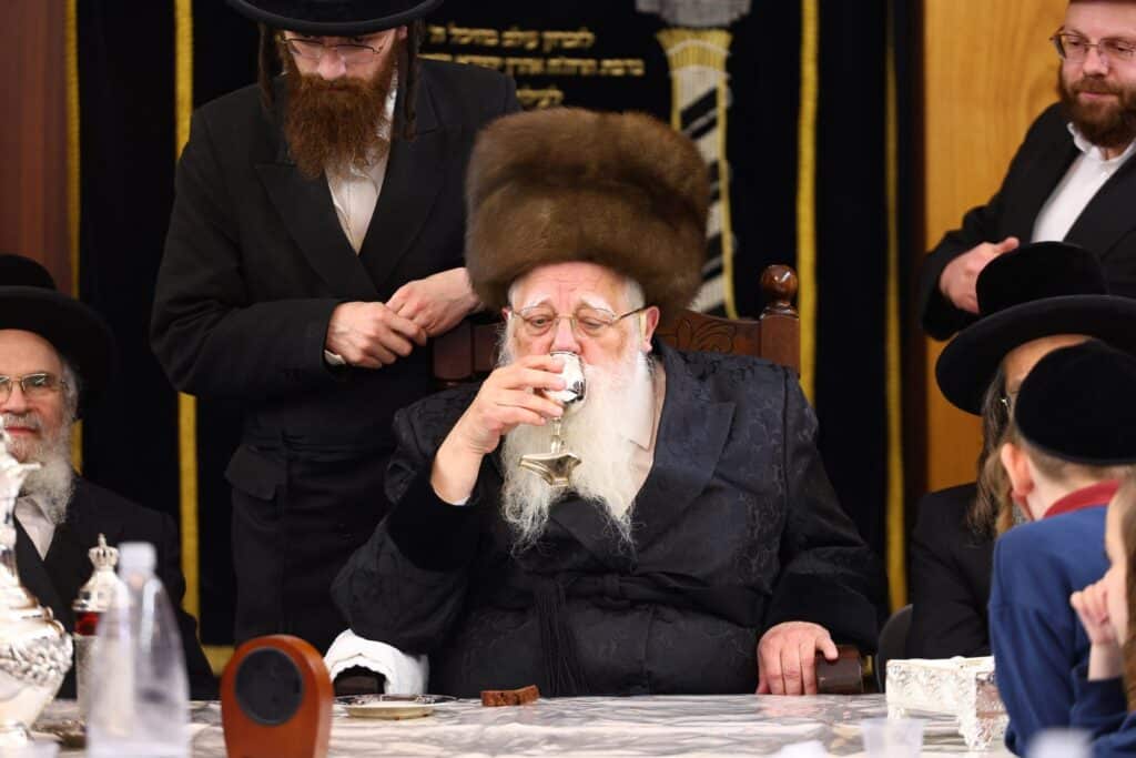 חיפה: כ"ק האדמו"ר משאץ ויז'ניץ שליט"א בהדלקת נרות חנוכה