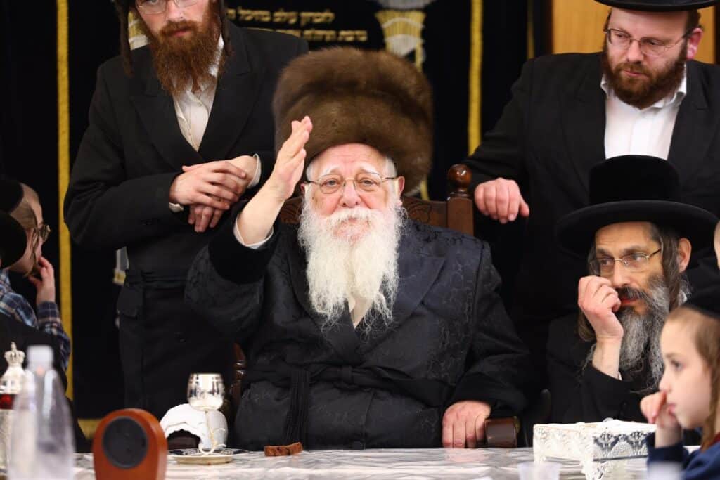 חיפה: כ"ק האדמו"ר משאץ ויז'ניץ שליט"א בהדלקת נרות חנוכה