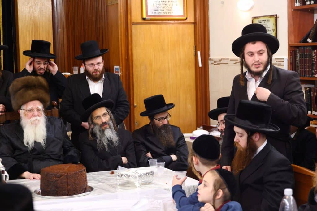 חיפה: כ"ק האדמו"ר משאץ ויז'ניץ שליט"א בהדלקת נרות חנוכה