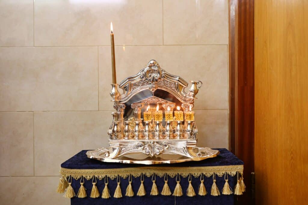 חיפה: כ"ק האדמו"ר משאץ ויז'ניץ שליט"א בהדלקת נרות חנוכה