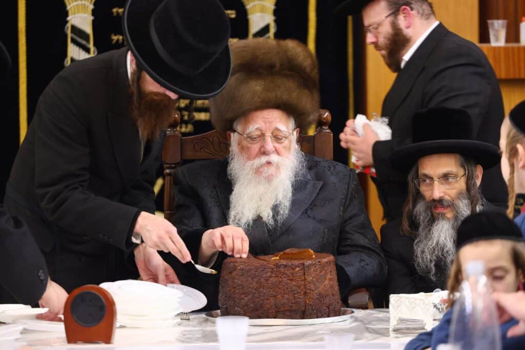 חיפה: כ"ק האדמו"ר משאץ ויז'ניץ שליט"א בהדלקת נרות חנוכה