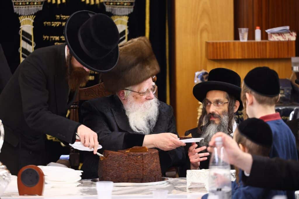 חיפה: כ"ק האדמו"ר משאץ ויז'ניץ שליט"א בהדלקת נרות חנוכה