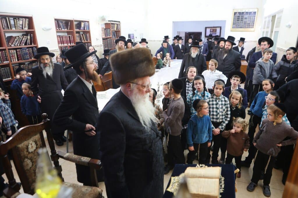 חיפה: כ"ק האדמו"ר משאץ ויז'ניץ שליט"א בהדלקת נרות חנוכה