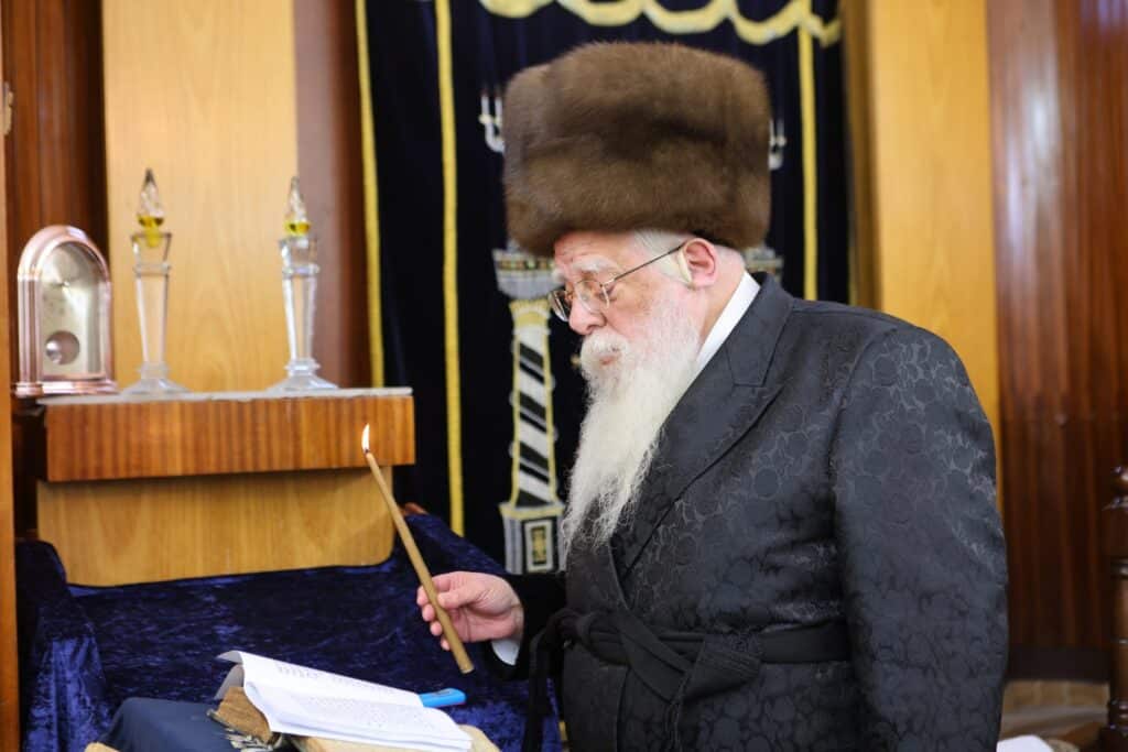 חיפה: כ"ק האדמו"ר משאץ ויז'ניץ שליט"א בהדלקת נרות חנוכה