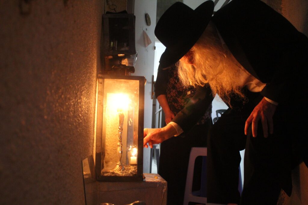 מבית החזו"א ועד לפוניבז': אחרי לכתו של הגר"א דויטש זצוק"ל מבית החזו"א ועד לפוניבז': אחרי לכתו של הגר"א דויטש זצוק"ל