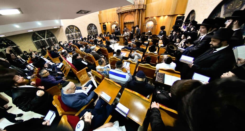 המונים בהדלקת נרות חנוכה בחצר מישקולץ בפתח תקווה