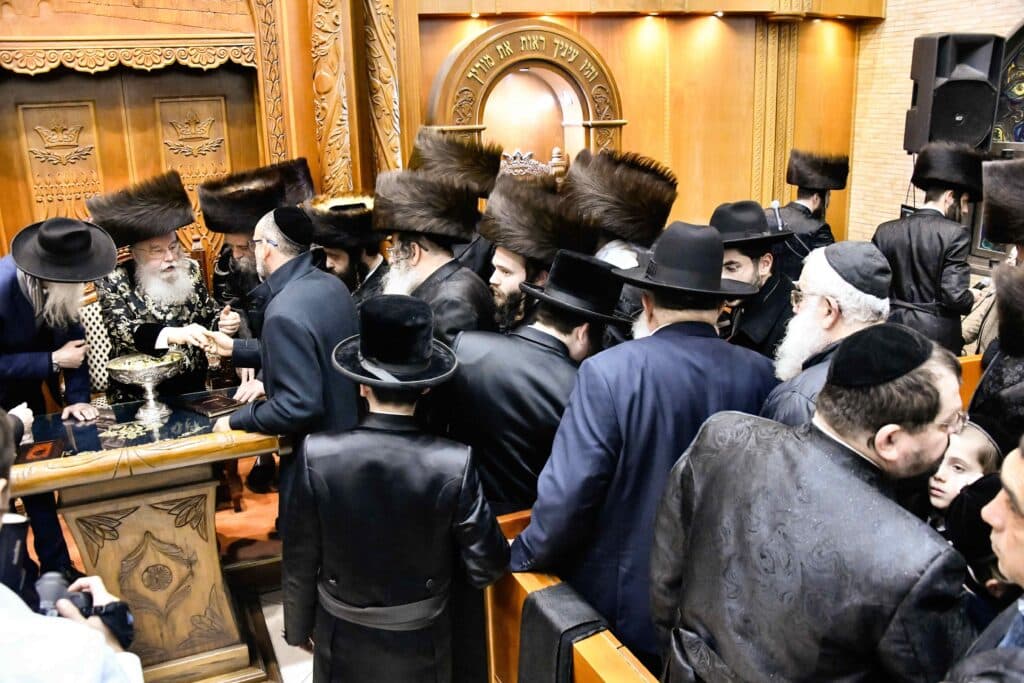 המונים בהדלקת נרות חנוכה בחצר מישקולץ בפתח תקווה