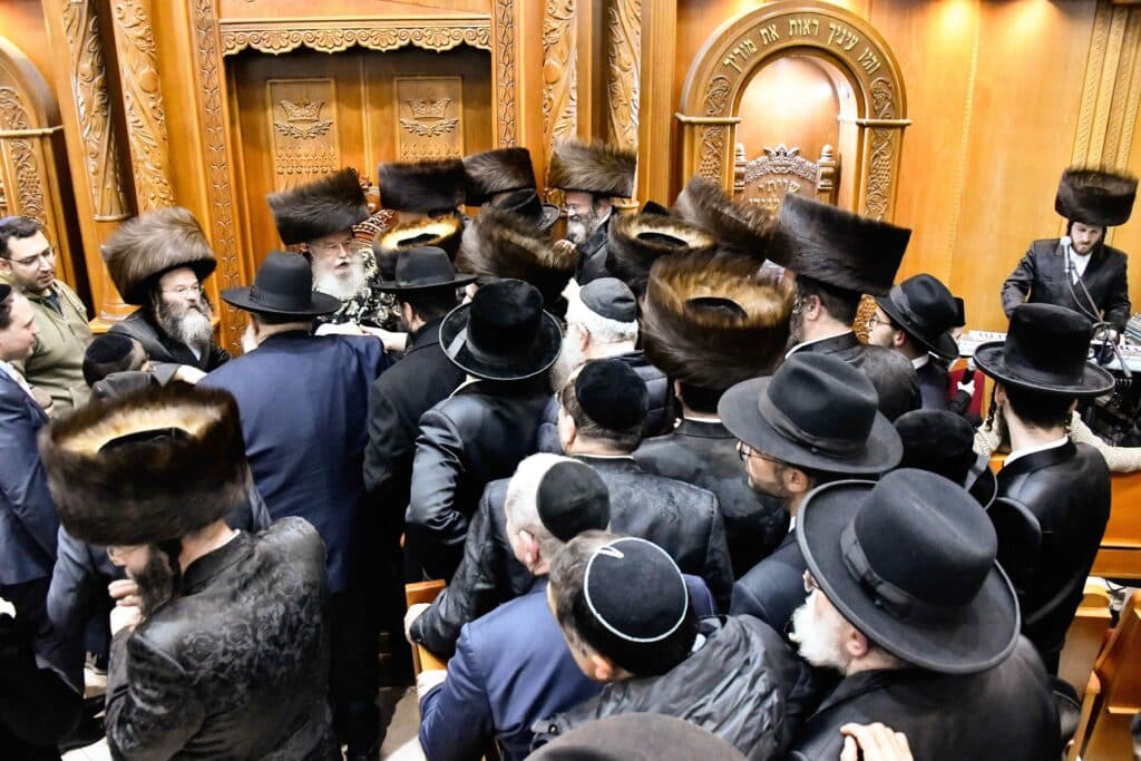 המונים בהדלקת נרות חנוכה בחצר מישקולץ בפתח תקווה