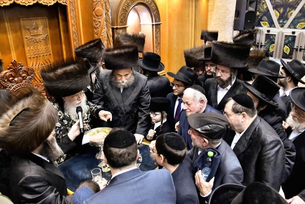 המונים בהדלקת נרות חנוכה בחצר מישקולץ בפתח תקווה