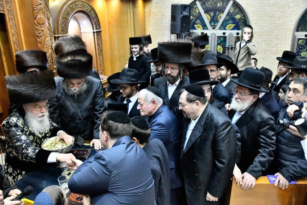 המונים בהדלקת נרות חנוכה בחצר מישקולץ בפתח תקווה