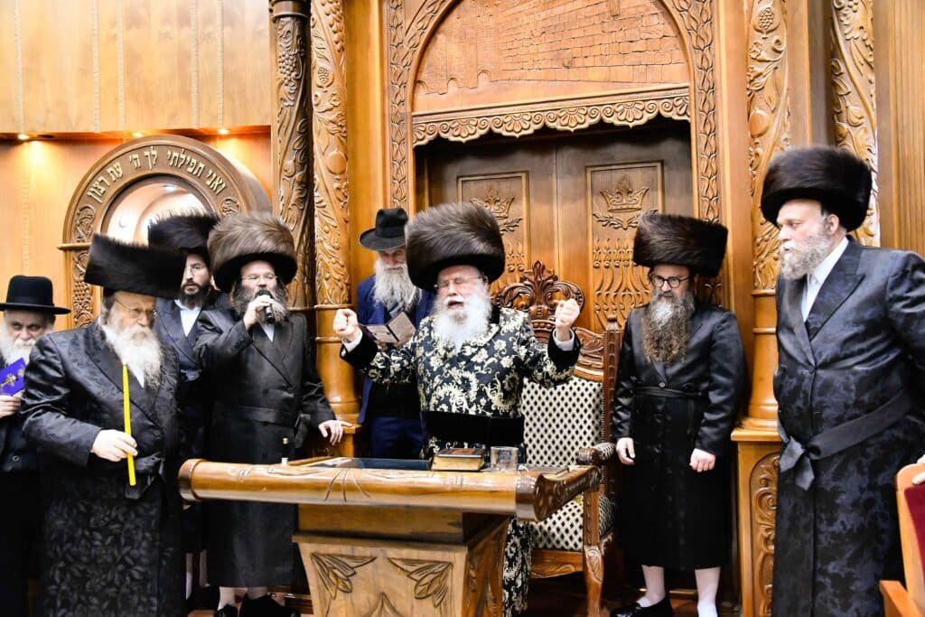 המונים בהדלקת נרות חנוכה בחצר מישקולץ בפתח תקווה