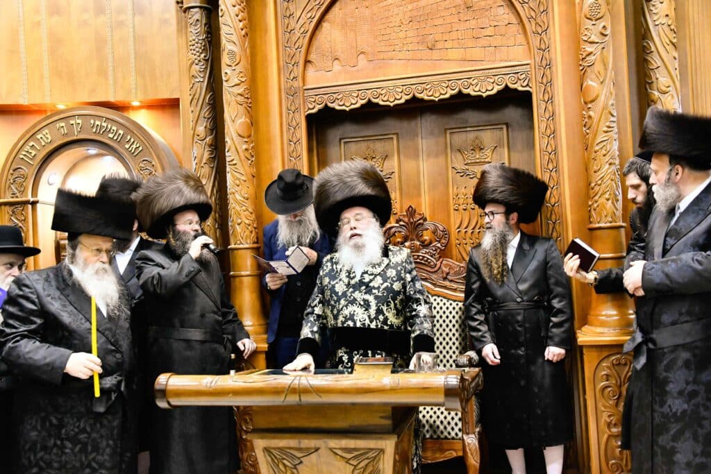 המונים בהדלקת נרות חנוכה בחצר מישקולץ בפתח תקווה