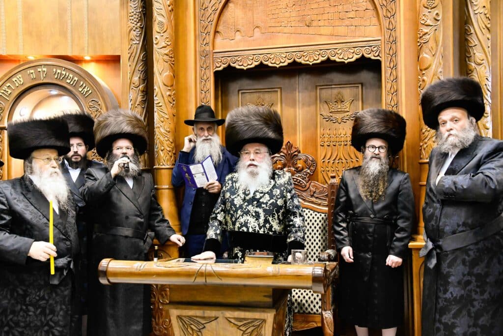 המונים בהדלקת נרות חנוכה בחצר מישקולץ בפתח תקווה