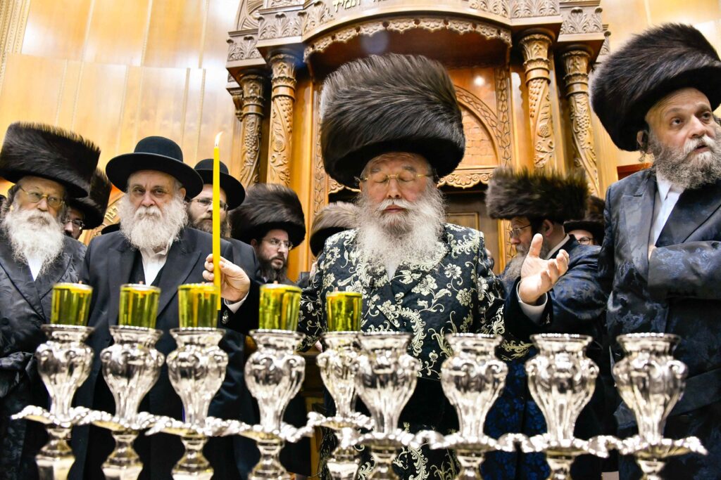 המונים בהדלקת נרות חנוכה בחצר מישקולץ בפתח תקווה