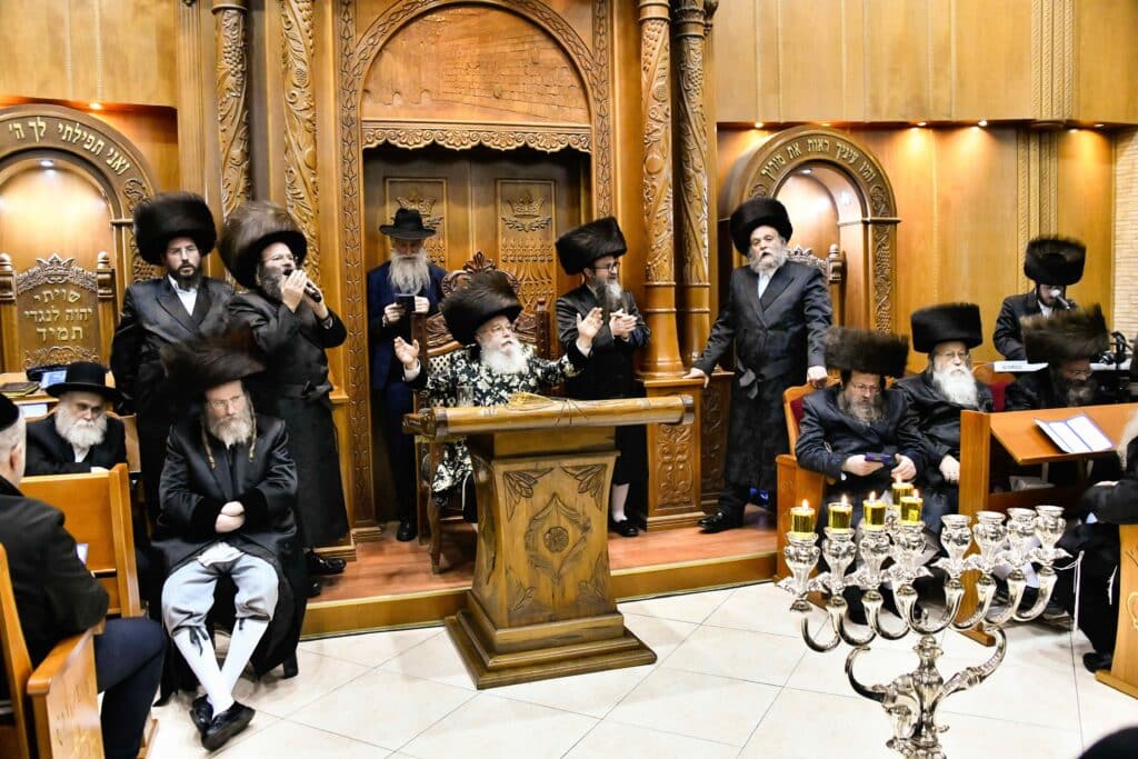 המונים בהדלקת נרות חנוכה בחצר מישקולץ בפתח תקווה