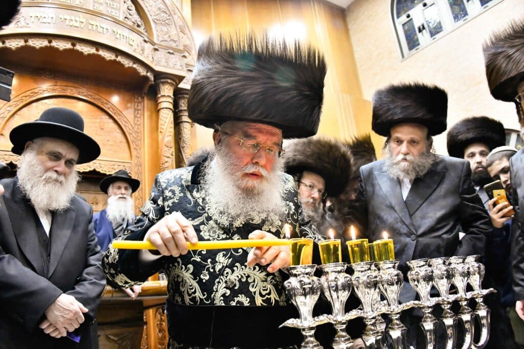 המונים בהדלקת נרות חנוכה בחצר מישקולץ בפתח תקווה