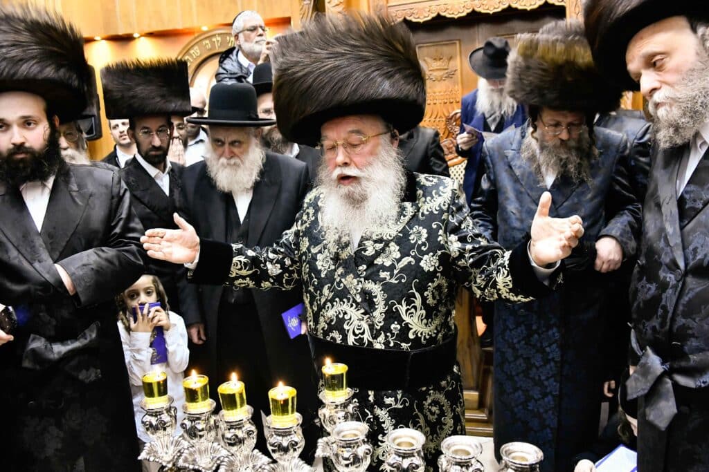 המונים בהדלקת נרות חנוכה בחצר מישקולץ בפתח תקווה