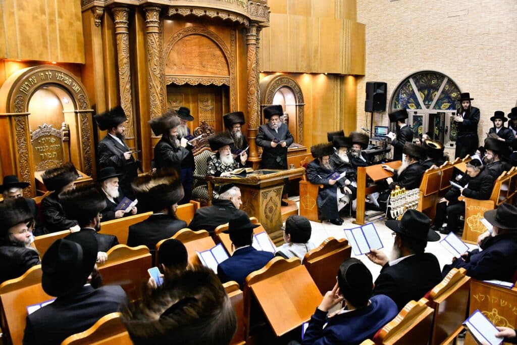 המונים בהדלקת נרות חנוכה בחצר מישקולץ בפתח תקווה