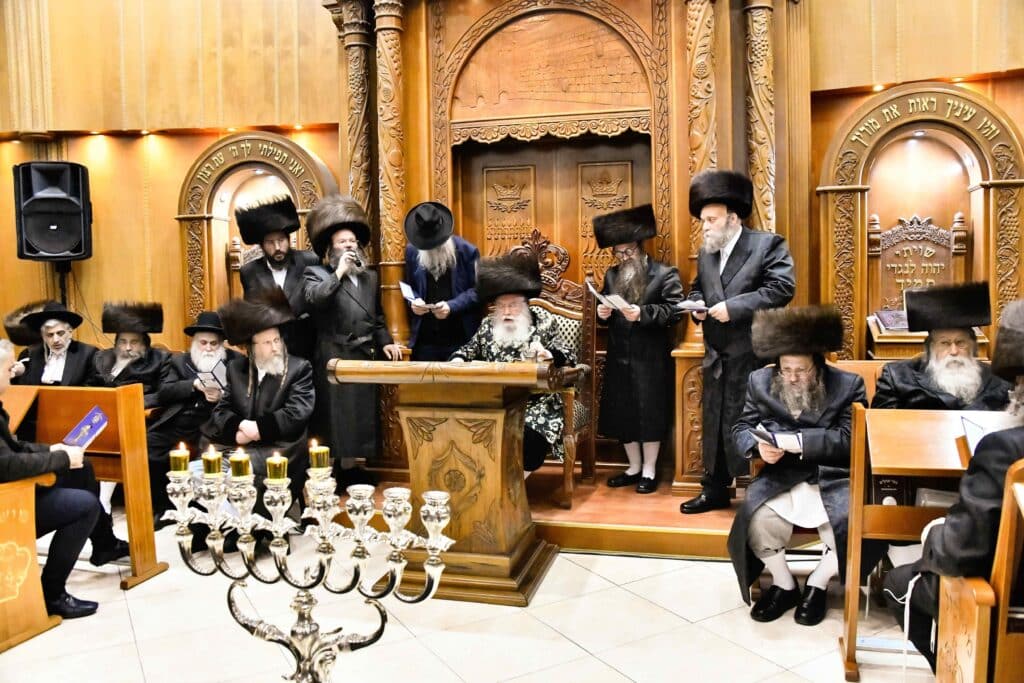 המונים בהדלקת נרות חנוכה בחצר מישקולץ בפתח תקווה