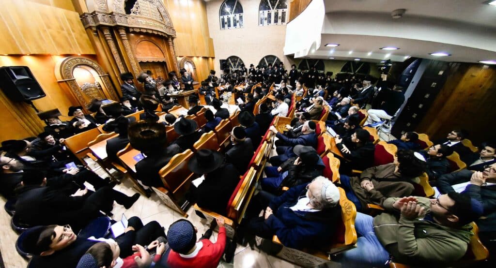 המונים בהדלקת נרות חנוכה בחצר מישקולץ בפתח תקווה