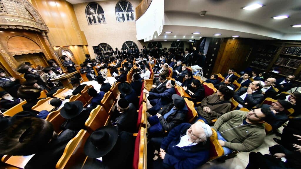 המונים בהדלקת נרות חנוכה בחצר מישקולץ בפתח תקווה