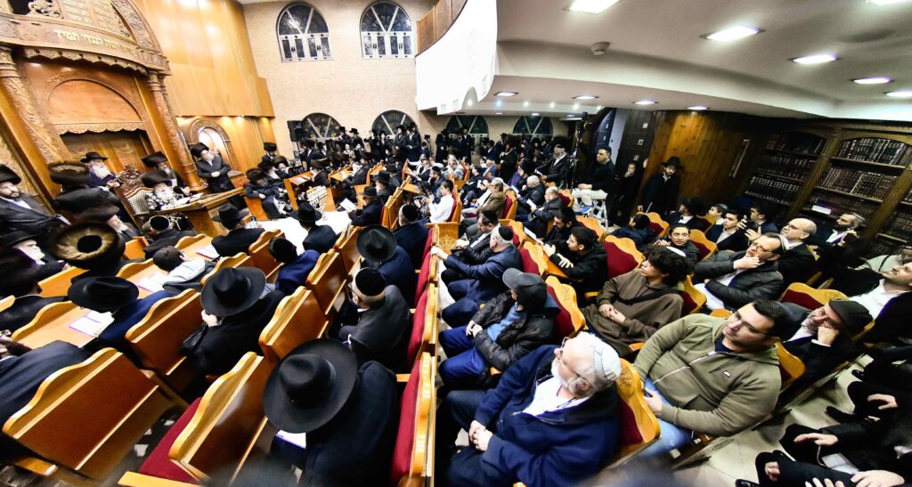 המונים בהדלקת נרות חנוכה בחצר מישקולץ בפתח תקווה