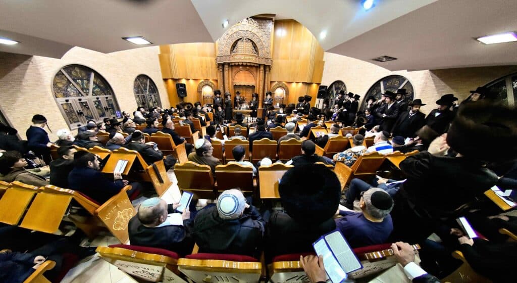 המונים בהדלקת נרות חנוכה בחצר מישקולץ בפתח תקווה