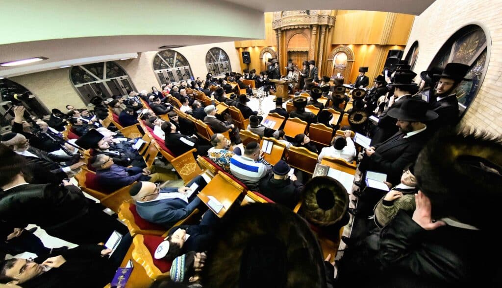 המונים בהדלקת נרות חנוכה בחצר מישקולץ בפתח תקווה