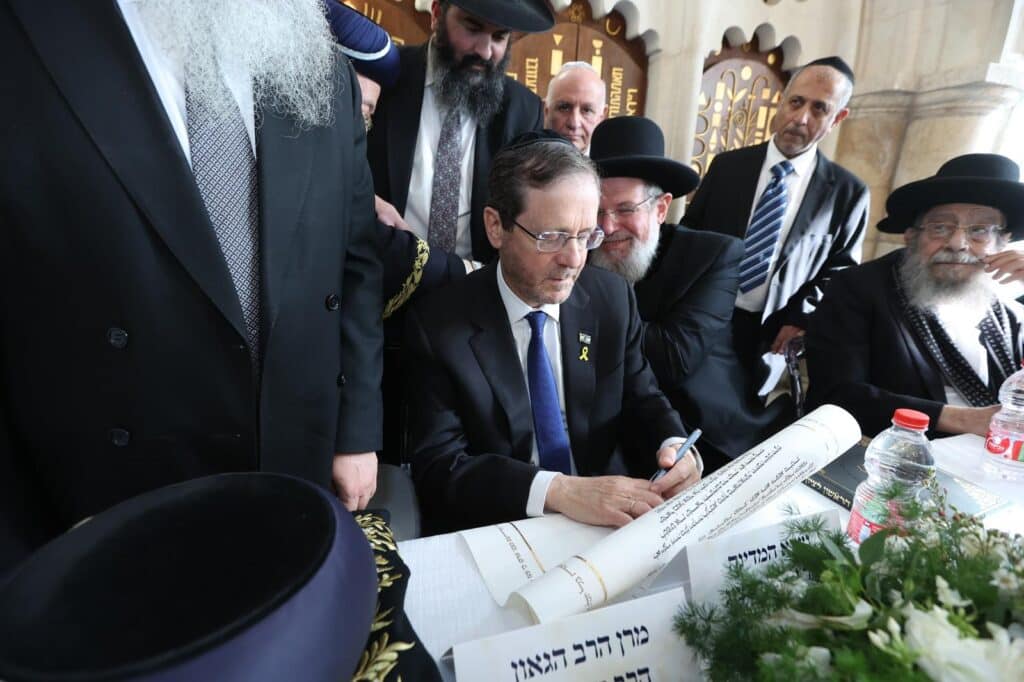 בעיר העתיקה ובבית כנסת הגדול: הגר"ד יוסף התעטר בגלימה