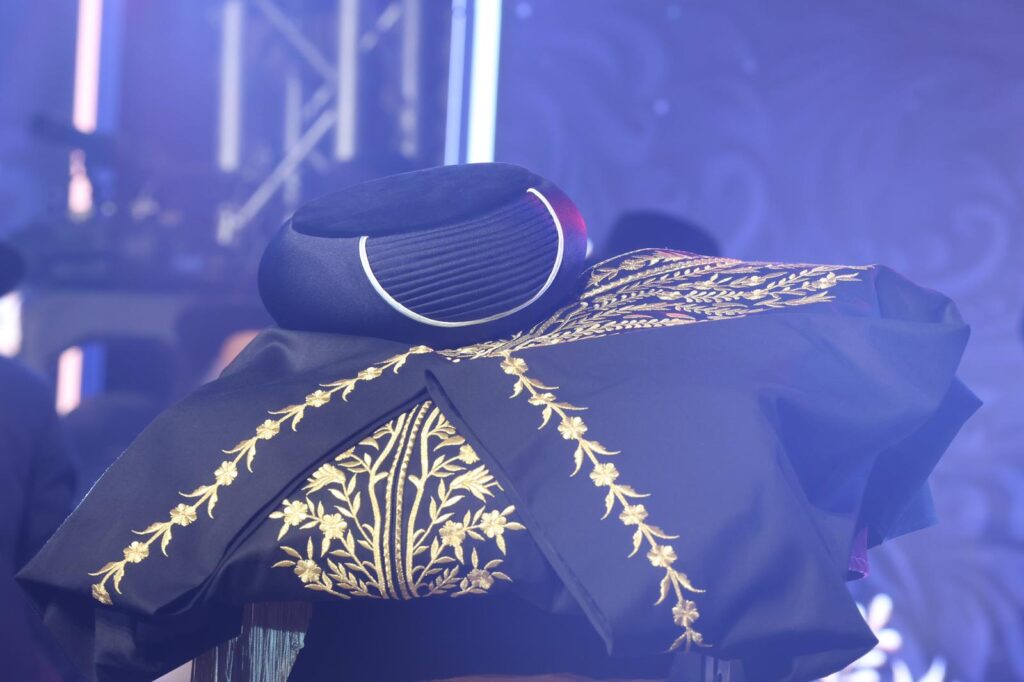 בעיר העתיקה ובבית כנסת הגדול: הגר"ד יוסף התעטר בגלימה