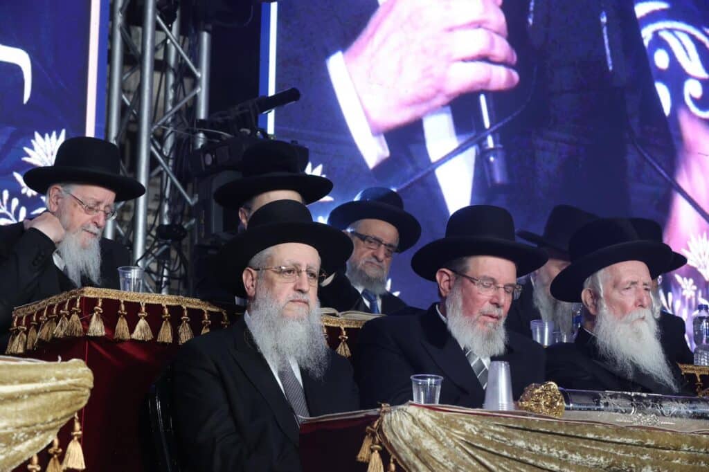 בעיר העתיקה ובבית כנסת הגדול: הגר"ד יוסף התעטר בגלימה