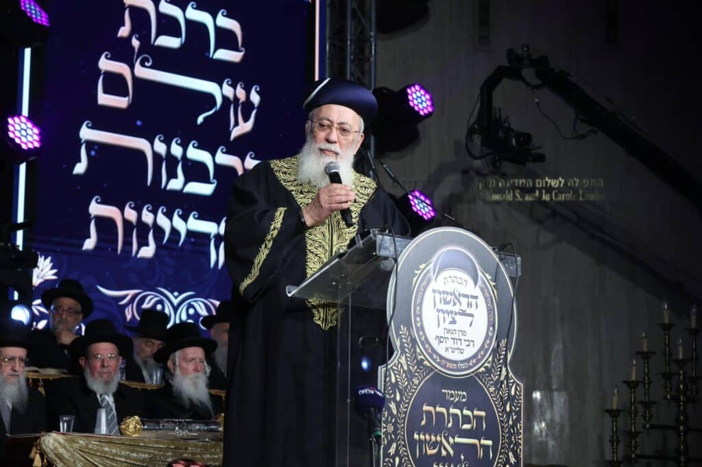 בעיר העתיקה ובבית כנסת הגדול: הגר"ד יוסף התעטר בגלימה