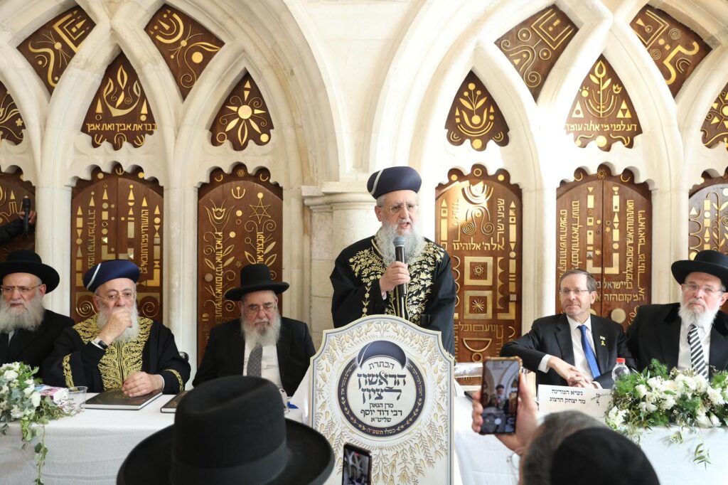 בעיר העתיקה ובבית כנסת הגדול: הגר"ד יוסף התעטר בגלימה