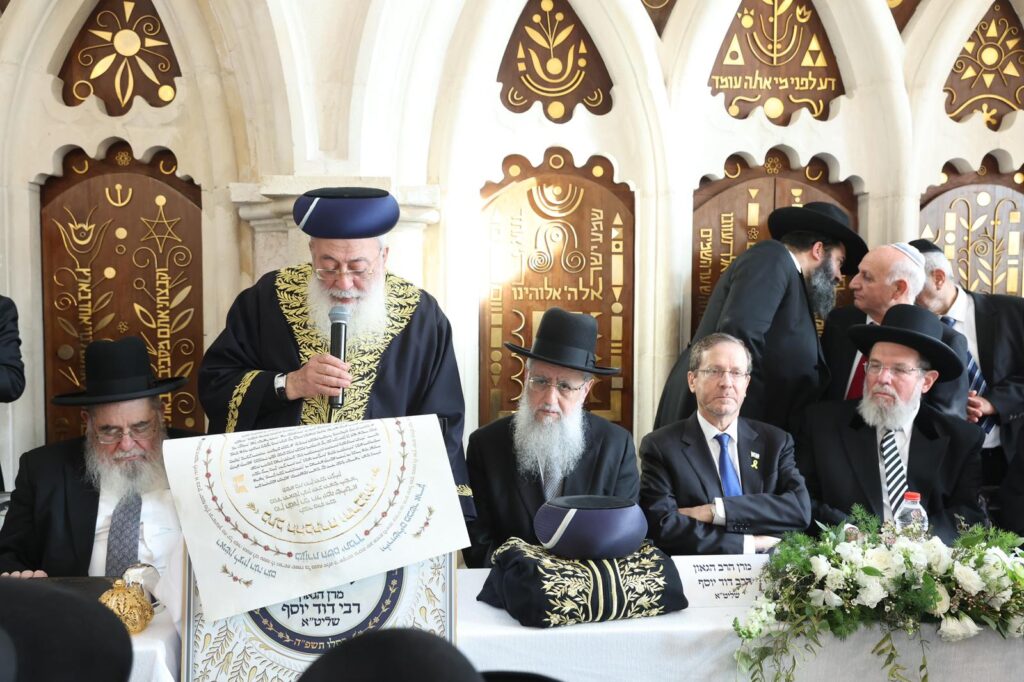 בעיר העתיקה ובבית כנסת הגדול: הגר"ד יוסף התעטר בגלימה