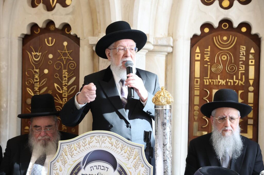 בעיר העתיקה ובבית כנסת הגדול: הגר"ד יוסף התעטר בגלימה