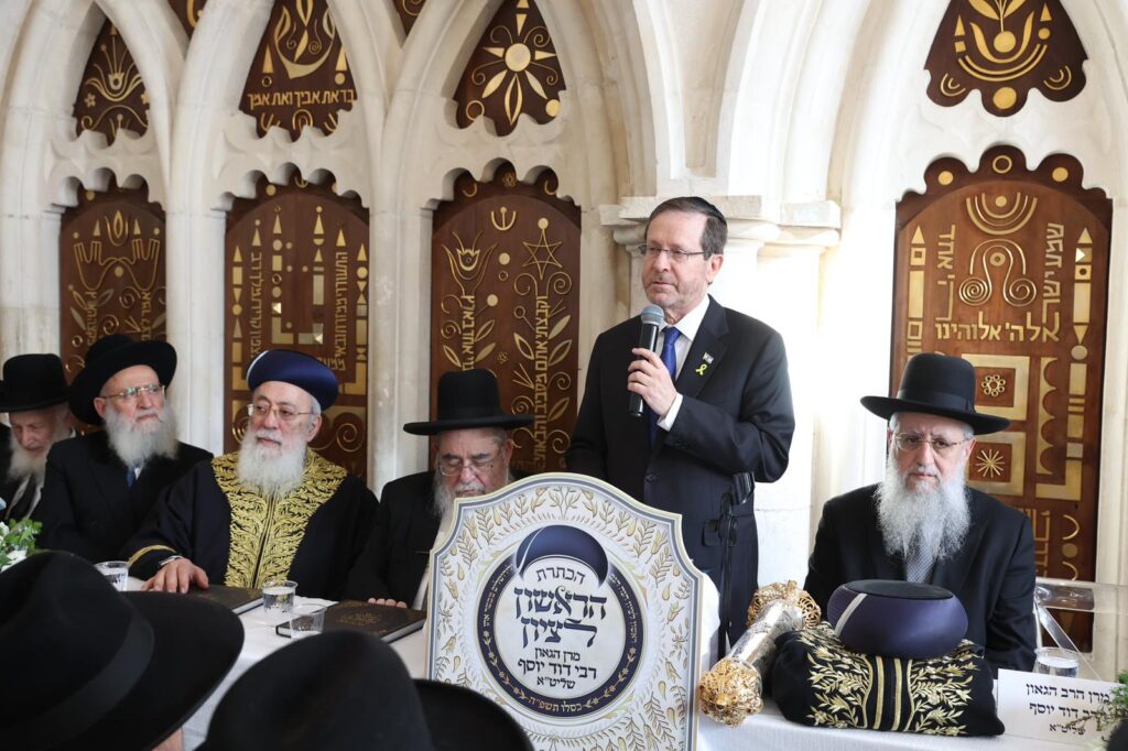 בעיר העתיקה ובבית כנסת הגדול: הגר"ד יוסף התעטר בגלימה