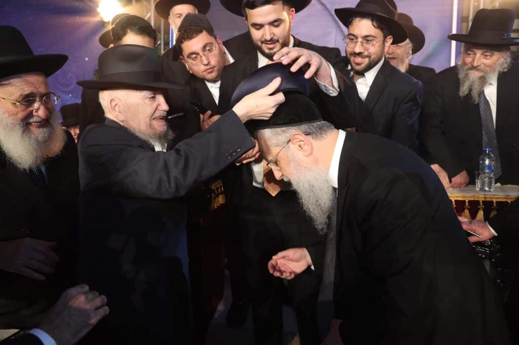 בעיר העתיקה ובבית כנסת הגדול: הגר"ד יוסף התעטר בגלימה