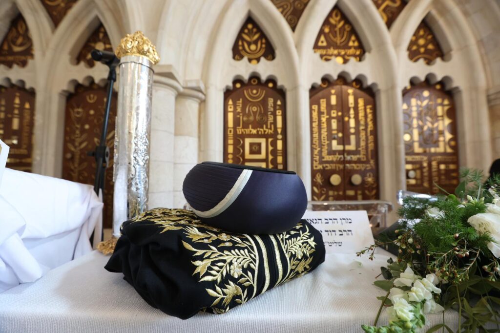 בעיר העתיקה ובבית כנסת הגדול: הגר"ד יוסף התעטר בגלימה