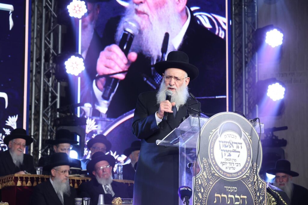 בעיר העתיקה ובבית כנסת הגדול: הגר"ד יוסף התעטר בגלימה