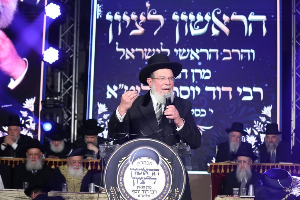 בעיר העתיקה ובבית כנסת הגדול: הגר"ד יוסף התעטר בגלימה