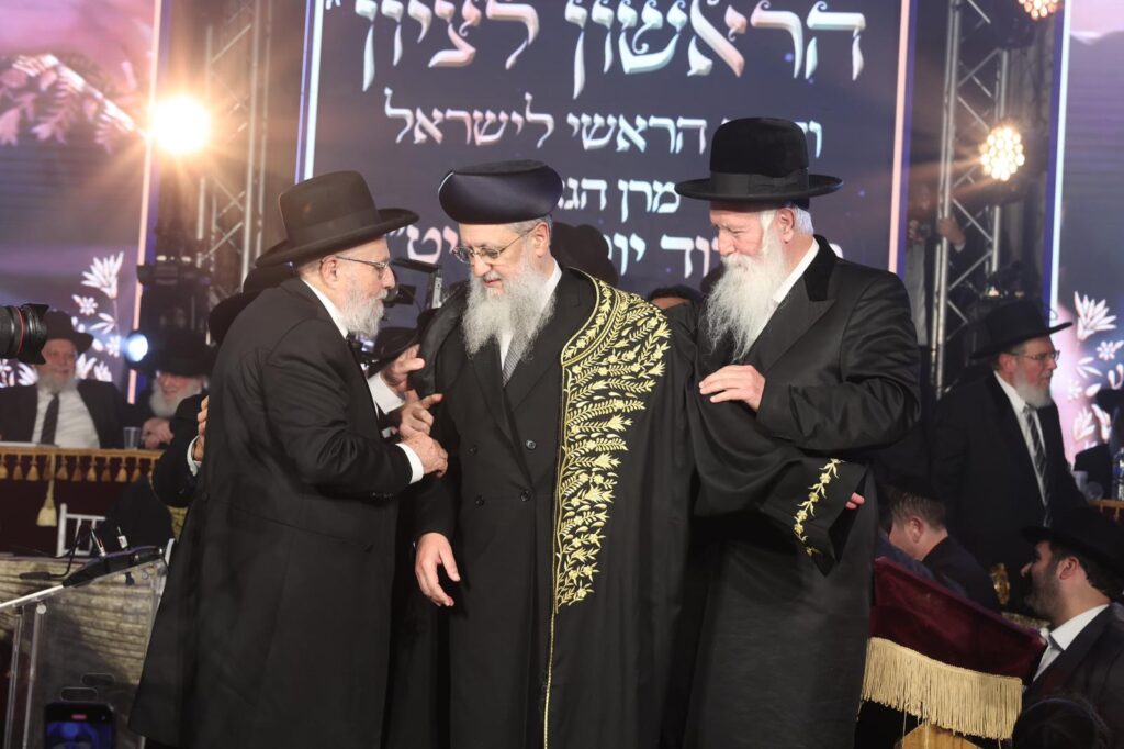 בעיר העתיקה ובבית כנסת הגדול: הגר"ד יוסף התעטר בגלימה