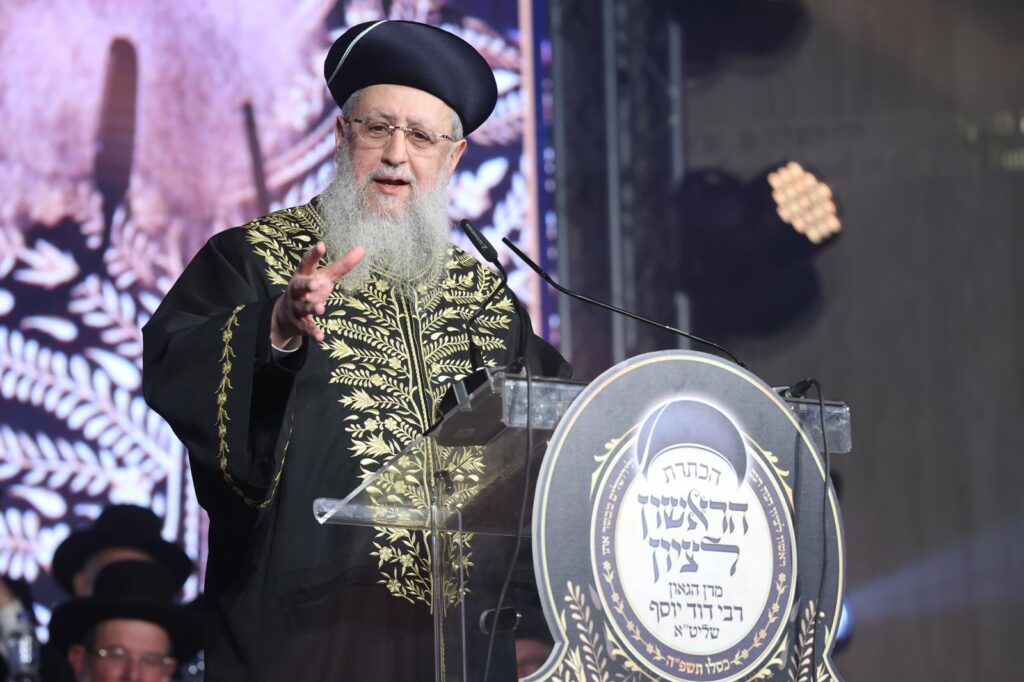 בעיר העתיקה ובבית כנסת הגדול: הגר"ד יוסף התעטר בגלימה