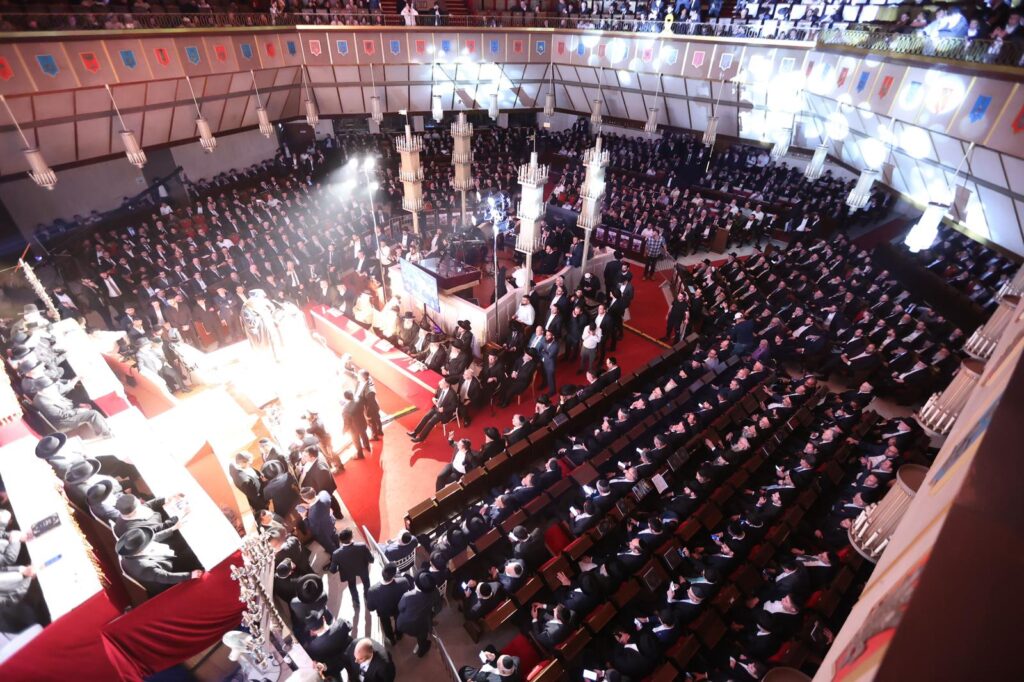 בעיר העתיקה ובבית כנסת הגדול: הגר"ד יוסף התעטר בגלימה