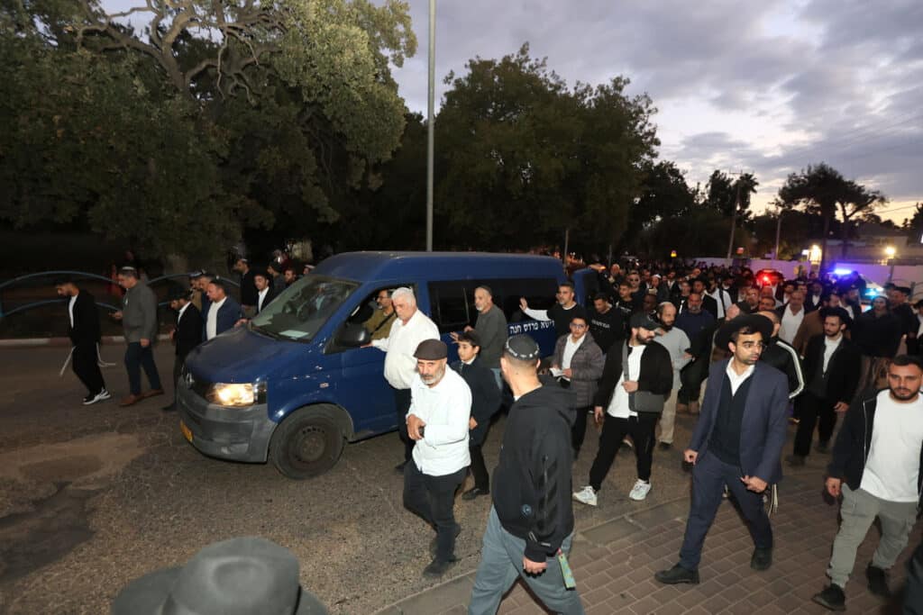 פרדס חנה: המונים ליוו למנוחות את המרא דאתרא