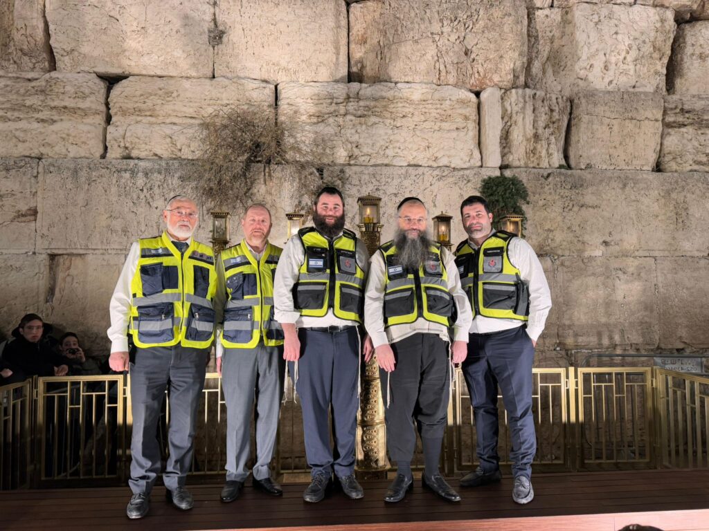 כאות הוקרה על פועלם במלאכת הקודש: מתנדבי זק"א ת"א התכבדו בהדלקת נרות החנוכה בכותל המערבי 