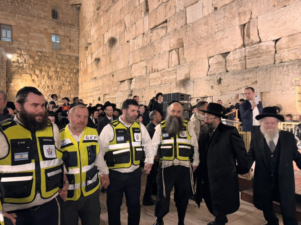 כאות הוקרה על פועלם במלאכת הקודש: מתנדבי זק"א ת"א התכבדו בהדלקת נרות החנוכה בכותל המערבי 