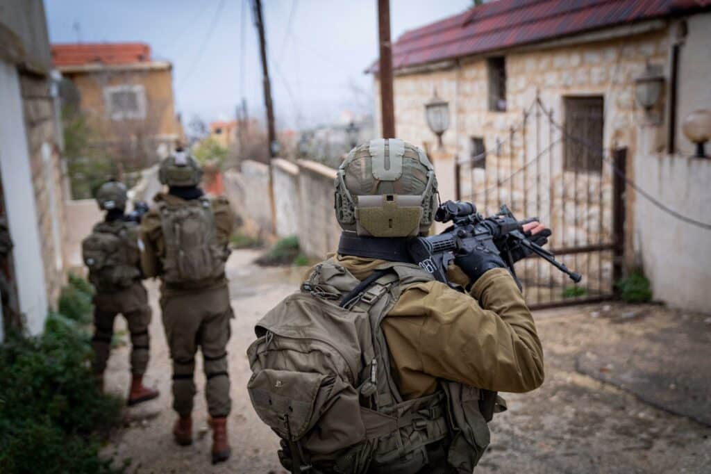 במרחב הסלוקי: כוחות צה"ל פשטו על מחסני נשק בעומק לבנון