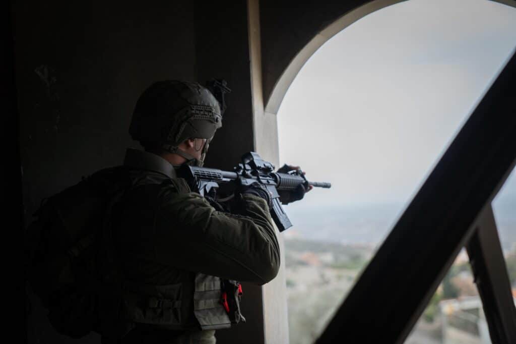 במרחב הסלוקי: כוחות צה"ל פשטו על מחסני נשק בעומק לבנון