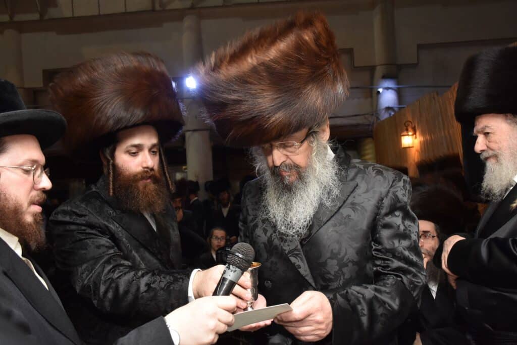 המונים הגיעו לאחל מזל טוב לנישואי נכדת האדמו"ר מאשלג